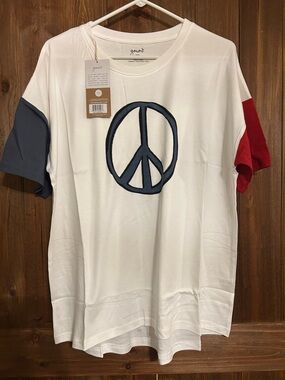 New Goumi Peace Graphic Tee - White with Blue, Gray & Red Sleeves